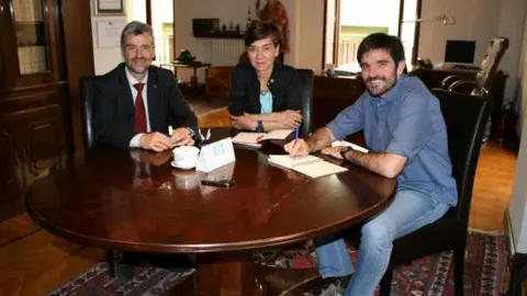 alfonso-carlosena-rector-de-la-unav-eloisa-ramirez-vicerrectora-y-el-alcalde-eneko-larrarte-014145.jpg