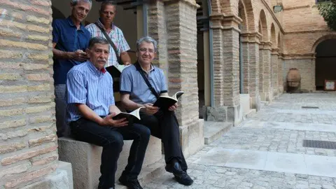 24-Grupo-Literario-Traslapuente-El&iacute;as-Marchite-Isidro-L&oacute;pez-Juanjo-Valencia-y-Pepe-Alfaro-1133.jpg