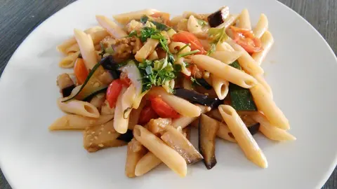 28-Pasta-con-calabac&iacute;n-berenjena-y-tomate-cherry-1138-1024x576.jpg
