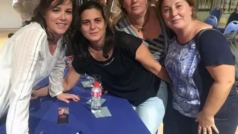 6-Arantxa-Anoro-en-la-firma-de-libros-foto-de-Ana-Colio-1143.jpg