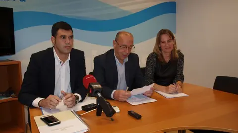 Los concjelaes del PPN de Tudela, junto al parlamentario del PPN, Javier Garc&iacute;a