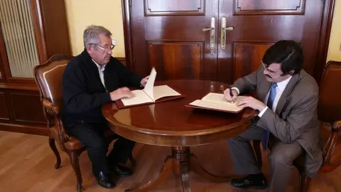 firma-cesi&oacute;n-tramo-final-Canal-de-Lodosa.jpg