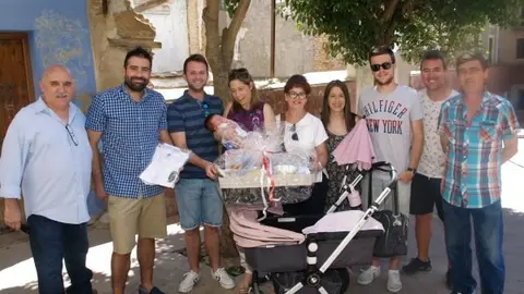 La Moskera realiza el homenaje al primer nacido de fiestas