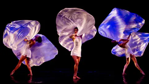 Momix.jpg