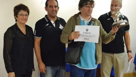 El-Maestro-Intrnacional-Pablo-Glavina-recibiendo-Cig&uuml;e&ntilde;a-de-Plata.jpg