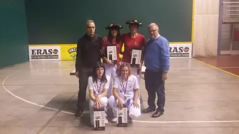 Final_Parejas_Mano_Trofeos.jpg
