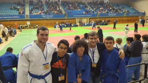 Judocas-Shogun-con-su-Maestro-Felix-Pastor.jpg