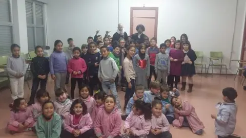 Alumnado_con_BECQUER_Y_CERVANTES.jpg