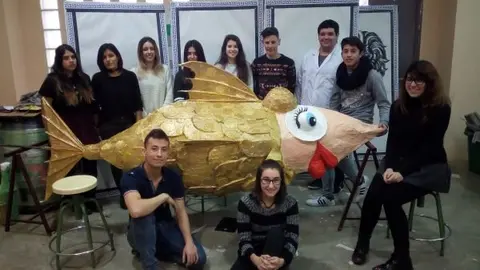 lOS-ALUMNOS-CON-LA-SARDINA.jpg