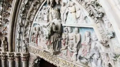 4-Portada-de-la-Iglesia-de-Santa-Mar&iacute;a-de-Olite-1189.jpg