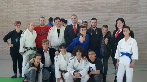 Parte-del-equipo-del-Shogun-junto-a-su-entrenador.jpg
