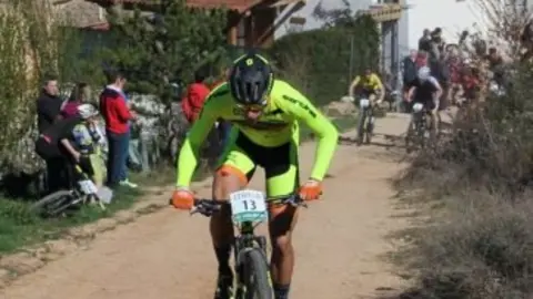 Salida-de-Carlos-Garc&iacute;a-en-Luquin.jpg