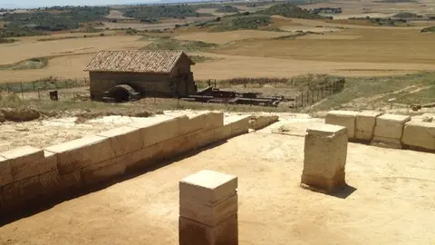 El-criptoportico-y-al-fondo-las-termas.jpg