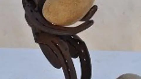 Escultura-con-herraduras.jpg