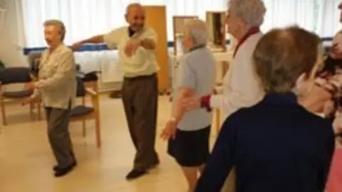 ancianosbailando.jpg