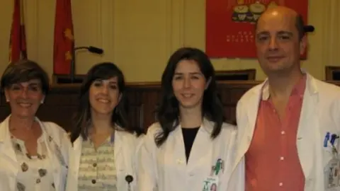 Las-premiadas-la-farmac&eacute;utica-Marta-G&oacute;mara-Lomera-segunda-por-la-izquierda-y-M&ordf;-Jes&uacute;s-Rodrigo-Sanju&aacute;n-flanqueadas-por-los-jefes-de-servicio-de-Microbiolog&iacute;a-Mar&iacute;a-Jes&uacute;s-Revillo-y-Oftalmolog&iacute;a-Luis-Pablo.jpg