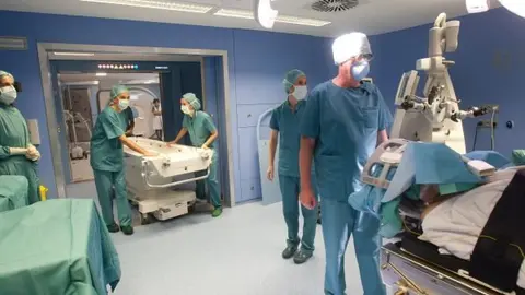 Especialistas-con-la-resonancia-m&aacute;gnetica-intraoperatoria.jpg