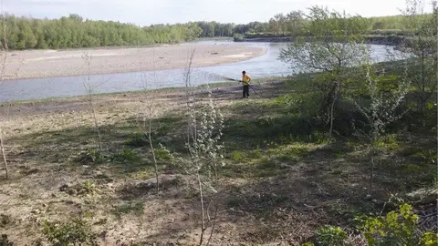 4 Durante trabajos de hidrosiembre en r&iacute;o Ebro en Alfaro