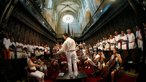 Coro Joaqu&iacute;n Gaztambide de Tudela, dirigido por Jos&eacute; Mar&iacute;a Lafuente, interprentando el Himno a Santa Ana durante la Novena en fiestas de Tudela. Foto: Blanca Aldanondo