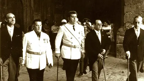 Presidencia en la procesi&oacute;n de Santa Ana en 1971. Gobernador y diputado por Tudela, alcalde y los dos tenientes de alcalde de la ciudad. Los tres tudelanos llevan al cuello la venera.