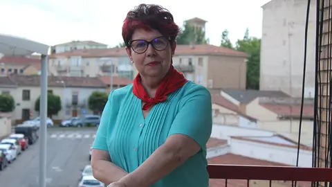 Camino Mart&iacute;nez, en el balc&oacute;n de su casa de la calle Baquero Jacoste