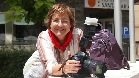 Blanca Aldanondo con dos elementos de los que no se separa. Su mochila y su c&aacute;mara... bueno, una de las muchas que tiene