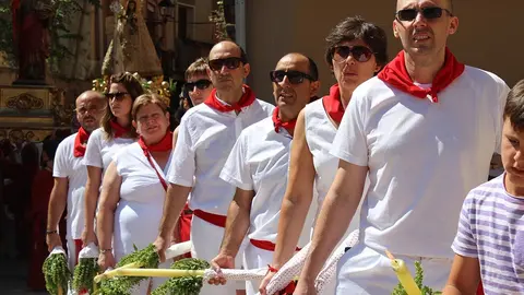 Asistentes a la procesi&oacute;n, en una imagen ic&oacute;nica de cada 26 de julio, con la patrona al lado