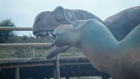Dinosaurs_fighting_models_at_Barranco_perdido_Enciso