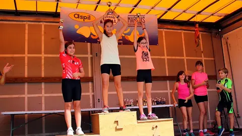 Podium de las j&oacute;venes ciclistas que participaron en la carrera