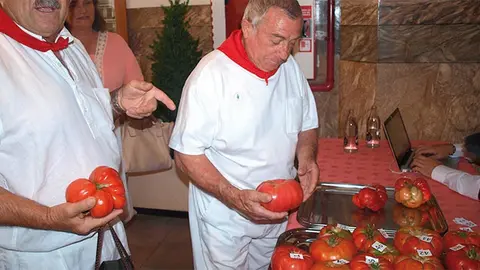Unos participantes traen tomates en el concurso del a&ntilde;o pasado