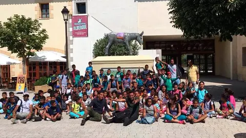 Cerca de 90 ni&ntilde;os y ni&ntilde;as saharauis visitan el parque de Sendaviva en Navarra.