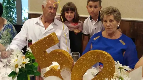 Domingo Sand&uacute;a y Angelines Serrano celebraron sus Bodas de Oro, aqu&iacute; en la fotograf&iacute;a aparecen con sus nietos Oier e Irati. &iexcl;Felicidades de todos tus hijos y &lsquo;apegados&rsquo;!