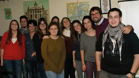 J&oacute;venes en La Akademia