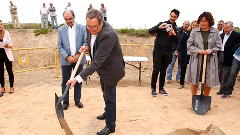 El Presidente de Arag&oacute;n, Javier Lamb&aacute;n, asiste a la colocaci&oacute;n de la primera piedra de un proyecto de vacaciones terap&eacute;uticas para personas con discapacidad en la localidad zaragozana de Novallas