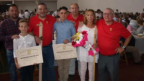 La familia de Juli&aacute;n Isla recibi&oacute; un pergamino y una maquila como recuerdo por la labor del ex presidente