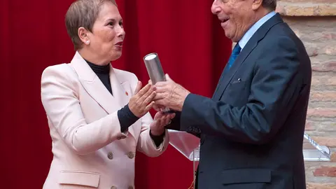 La Presidenta Barkos entrega un recuerdo a Federico Mayor Zaragoza