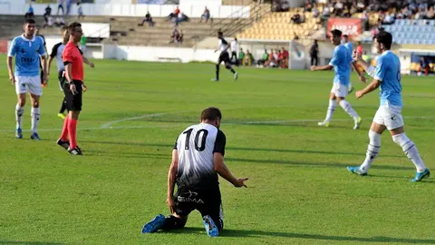 Oscar Vega se lamenta de un posible penalti no pitado
