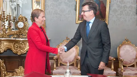 La presidenta Barkos y el vicepresidente Escolano tras la firma del acuerdo