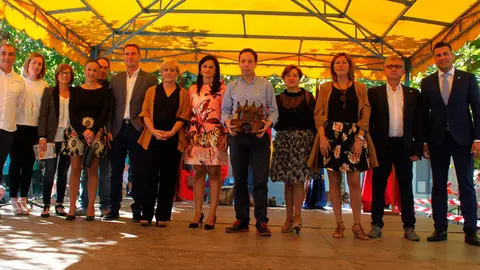 David Y&aacute;rnoz, rodeado de autoridades en el homenaje que se le tribut&oacute; en Cintru&eacute;nigo