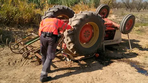 Fallece un hombre atrapado por su tractor
