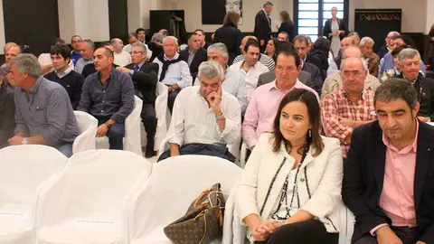 Regantes y representantes pol&iacute;ticos esperando a la ministra