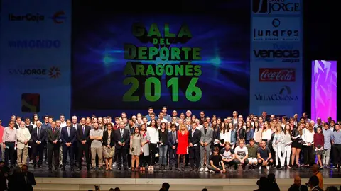 Foto de familia de los premiados en la XX Gala del Deporte aragon&eacute;s
