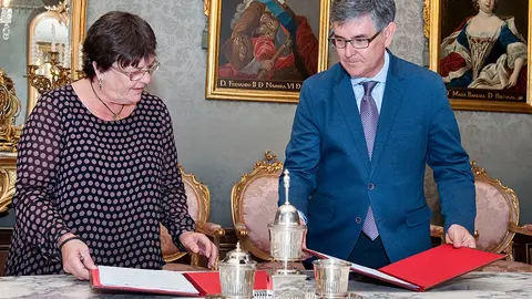 M&ordf; Jos&eacute; Beaumont, y el consejero de Arag&oacute;n, Vicente Guill&eacute;n