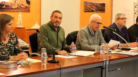 Mesa con los miembros de la junta en la asamblea de la Comunidad de Bardenas en la que Jos&eacute; Mar&iacute;a Agramonte (segundo por la izquierda) sali&oacute; elegido presidente en diciembre de 2016.