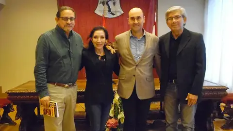 La delegaci&oacute;n formada por la Consul Honoraria de Espa&ntilde;a en El Paso, Martha Vera, su hermano Robert, y el historiador, Al Borrego, junto al Alcalde de &Aacute;greda, Jes&uacute;s Manuel Alonso Jim&eacute;nez