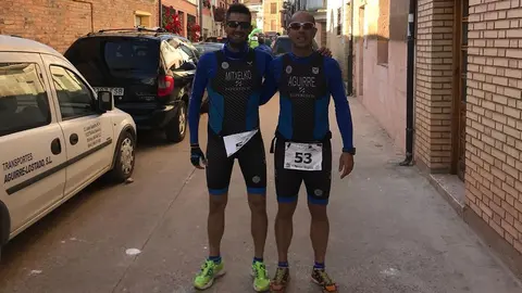 Los triatletas de la SDR Arenas V&iacute;ctor Aguirre y Mitxelco Cu&ntilde;ado
