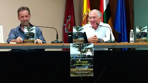 Mario Mart&iacute;nez acompa&ntilde;ado por Teo L. Basterra