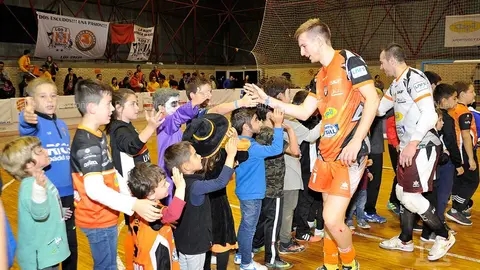 Sergio G. y Gus saludando a los ni&ntilde;os en la noche de Halloween