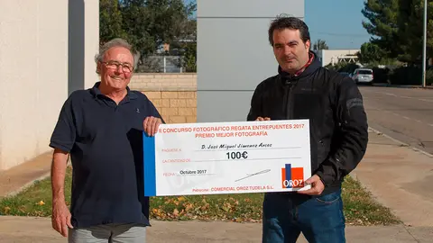 Jos&eacute; Miguel Jim&eacute;nez recibe el premio de manos de Jos&eacute; Mar&iacute;a Mart&iacute;nez