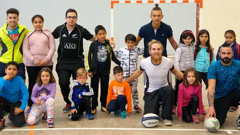 Jugadores del Gigantes de Navarra con los alumnos de Cadreita